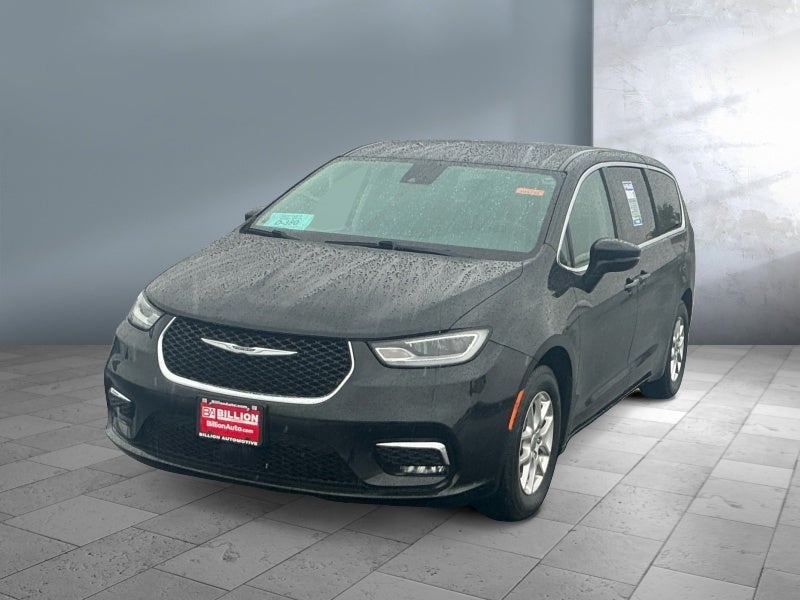 2023 Chrysler Pacifica Touring L's photo