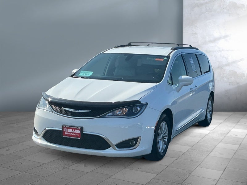 2017 Chrysler Pacifica Touring-L's photo