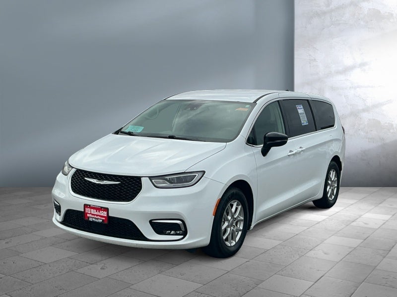 2024 Chrysler Pacifica Touring L's photo