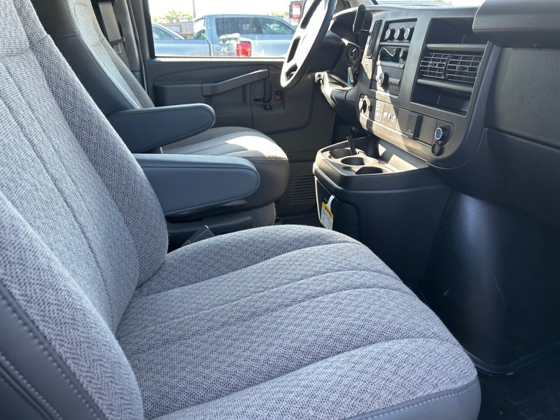 2025 GMC Savana Cutaway 3500 1WT